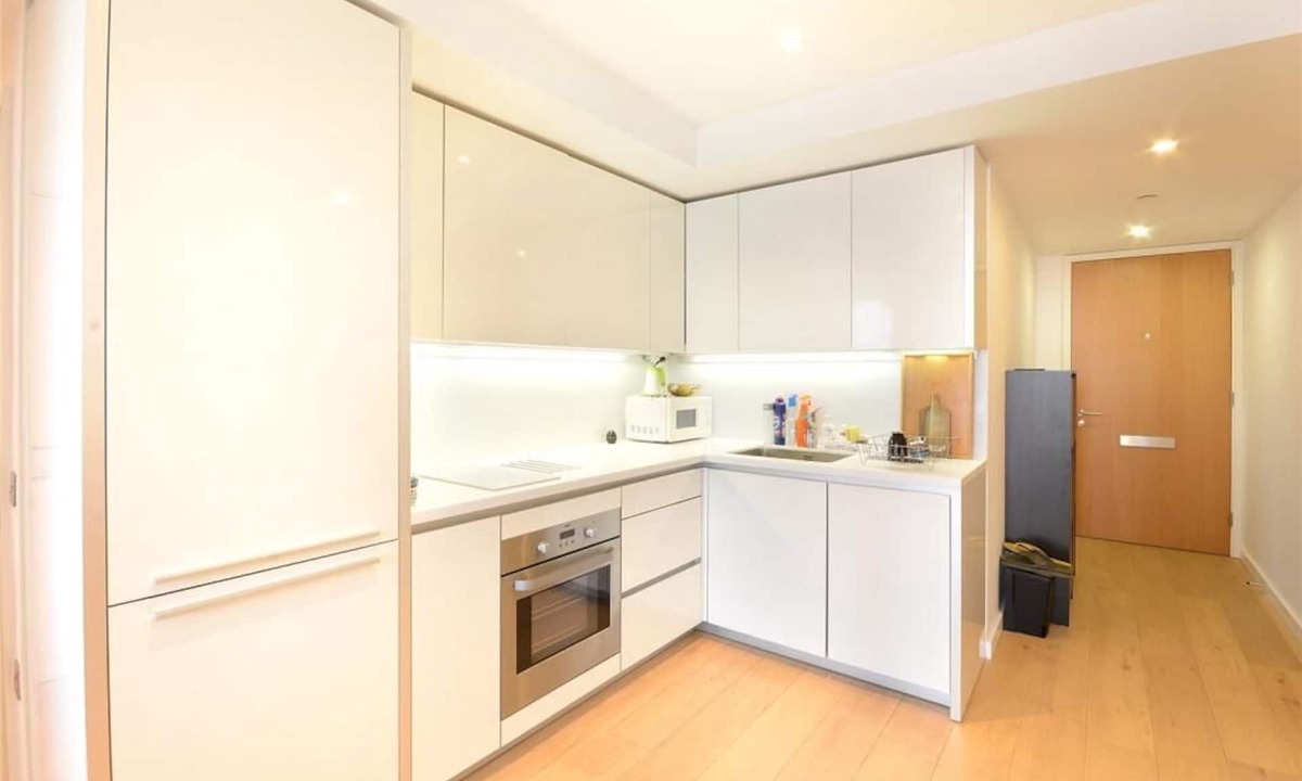 Elephant and Castle Apartment | Modern 1-bed flat close to train & underground with great views & 24/7 security