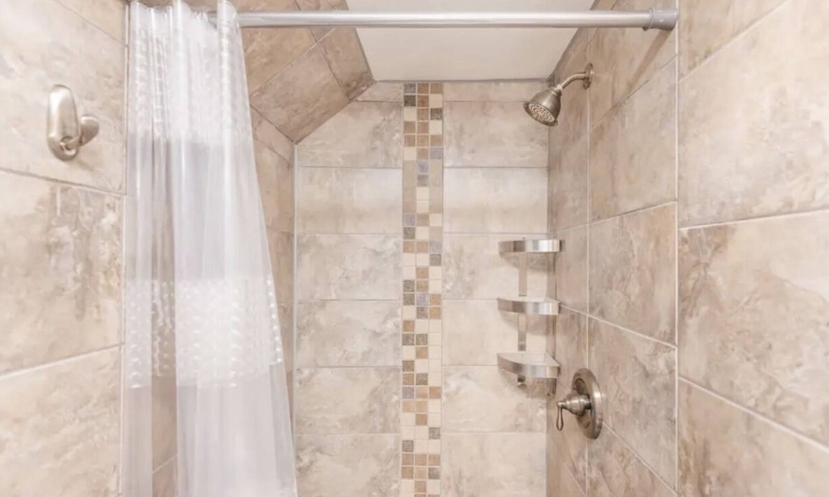Industrial Park Apartment | Modern 1 Bed Flat - King Bed, Close to Downtown, Shopping, Transit and Via Rail