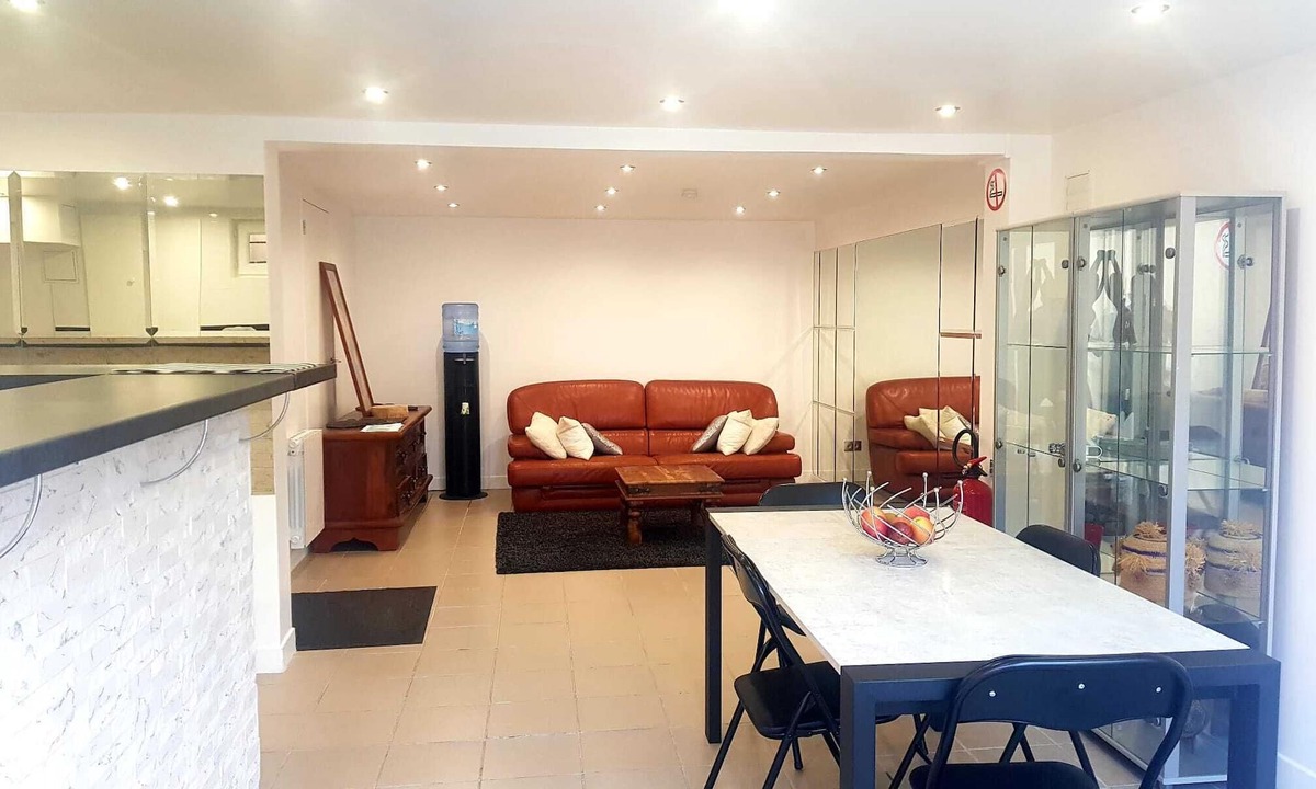 Osny Apartment | Modern 1-bedroom apartment+ jacuzzi