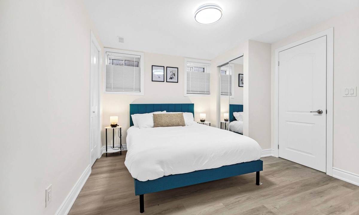 Oakville House | Modern 1 Bedroom Oakville Suite Parking Private Pets Allowed