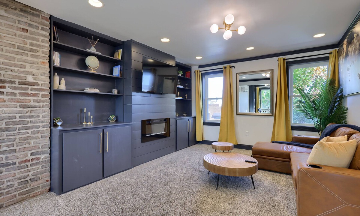 Lancaster House | Modern 1-BR Apt by Train Station