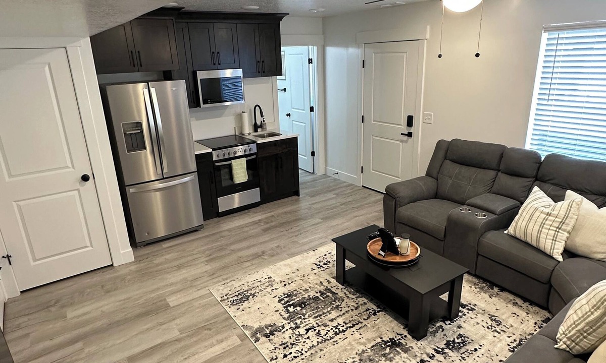 Logan House | Modern 1 BR + Kitchen Comfort