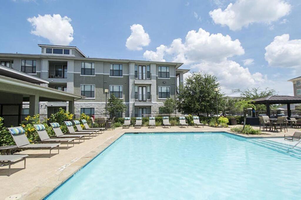 South Main Apartment | Modern 1 BR Suite + Comfy KING bed + Pool + Gym