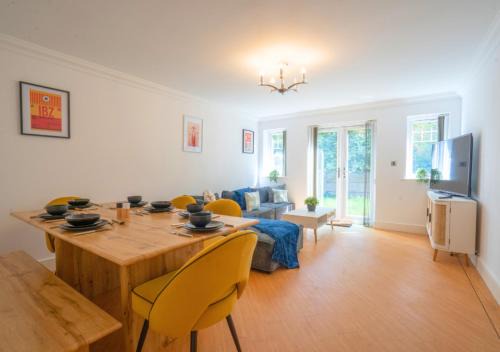 Marston Green House | Modern 10BR Retreat Sleeps 16plus nr HS2 NEC BHX