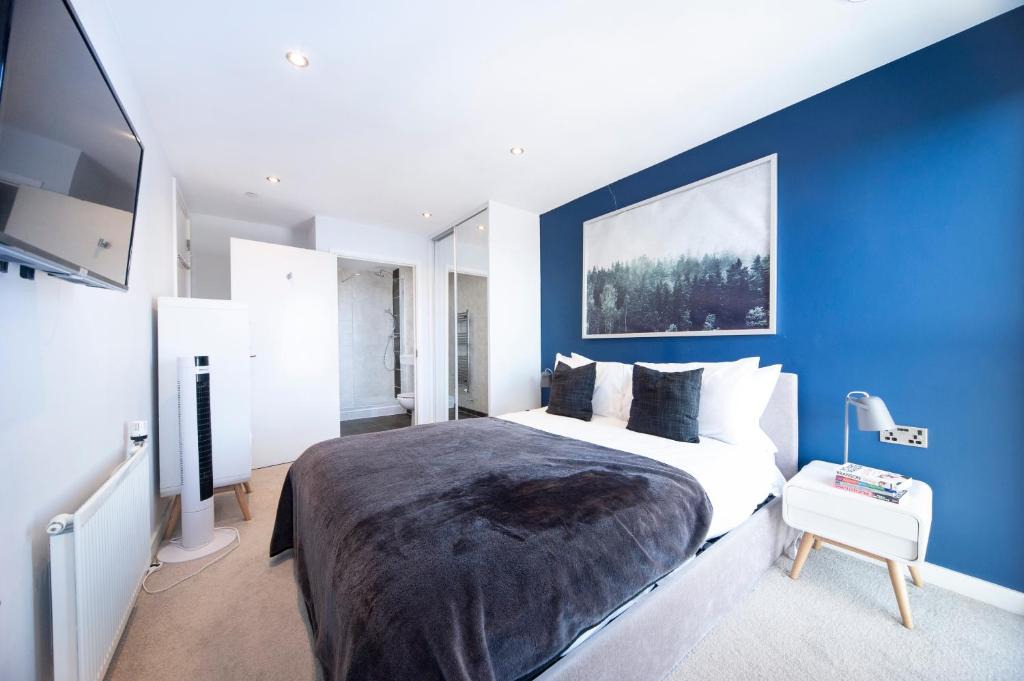 Wembley Park Apartment | Modern 12th Floor | Balcony Striking London View