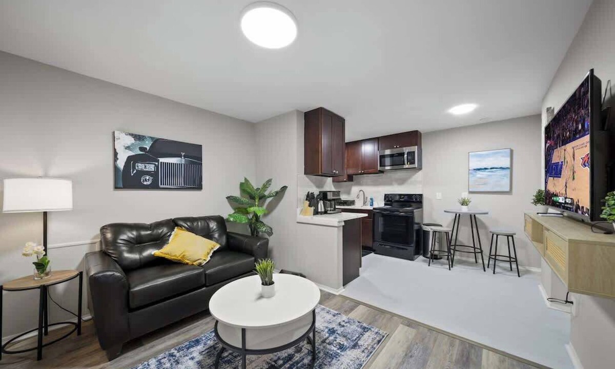 Hazel Park Apartment | Modern 1BD Apartment Near Ferndale