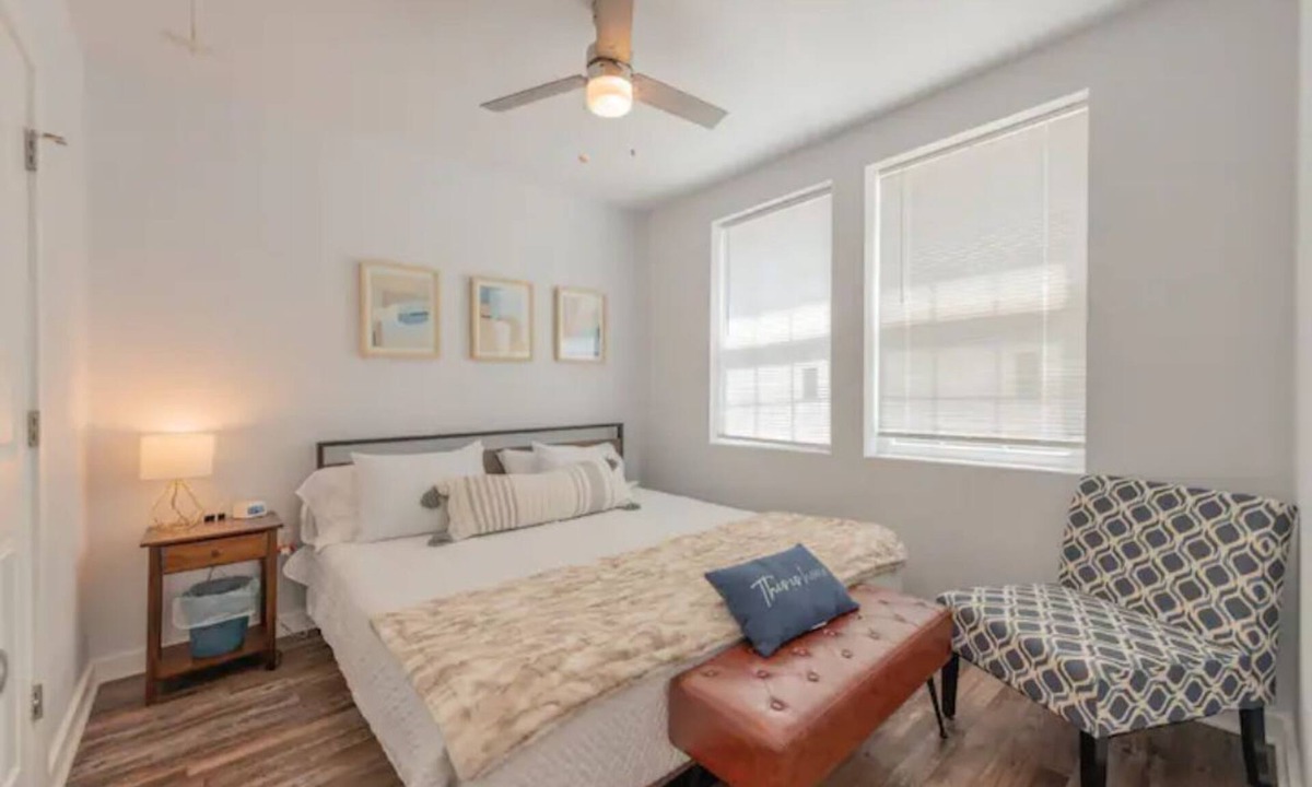Riverside House | Modern 1BD King Cottage-Private Yard & Deck Fast Wifi + Free Parking