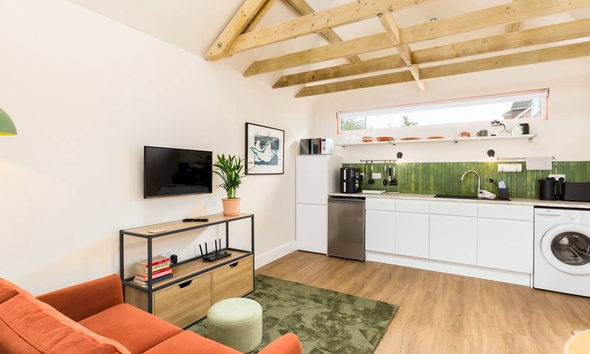 Royal Leamington Spa House | Modern 1Bed Studio with Parking, Leamington Spa | Pass the Keys