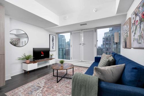 Bay Cloverhill Apartment | Modern 1BR Condo by Yorkville w Sofa Bed Sleeps 3