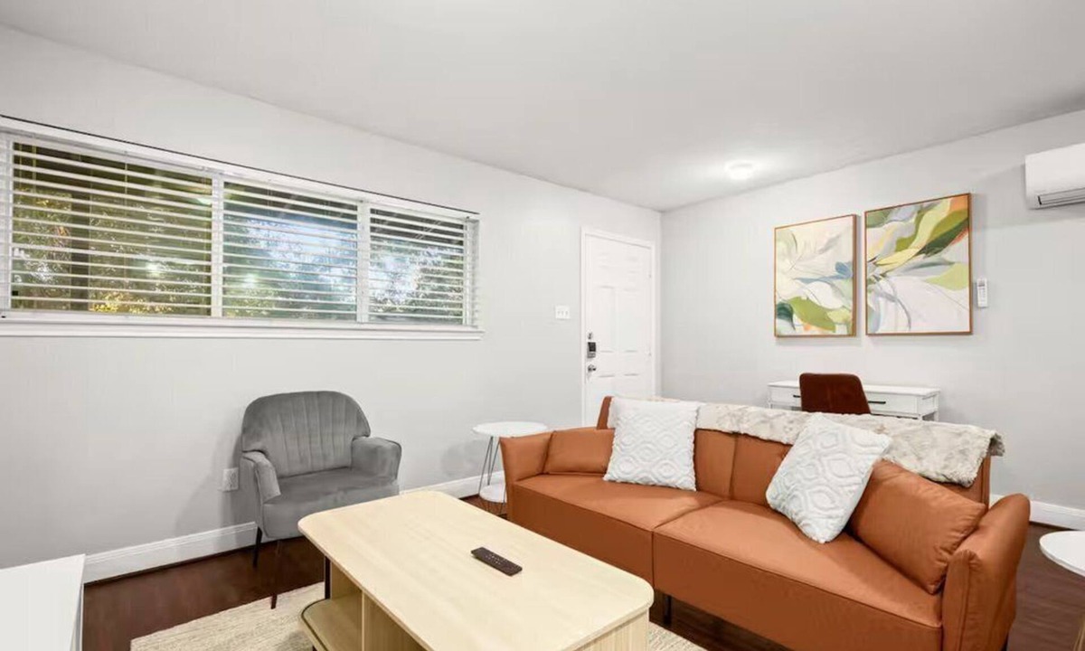 Hyde Park Apartment | Modern 1BR in North Loop - Near UT & Downtown w/Free Parking