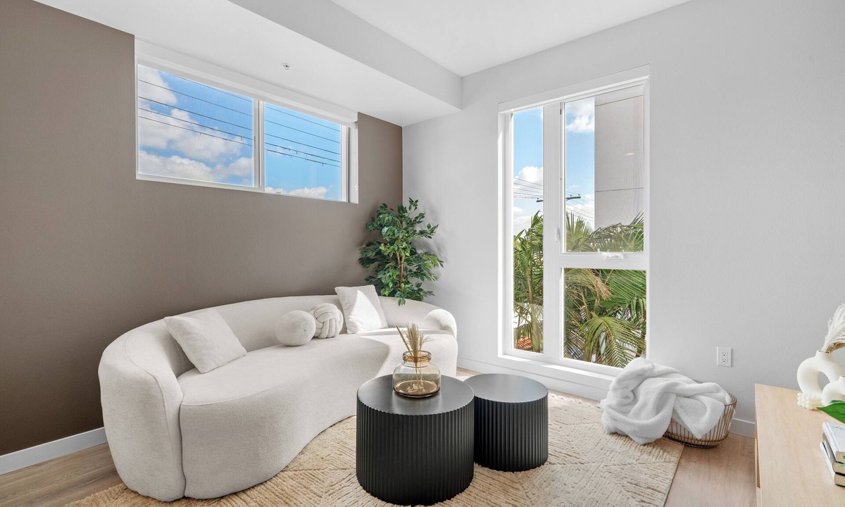 Mid City Apartment | Modern 1BR LA, Workspace Pool Gym