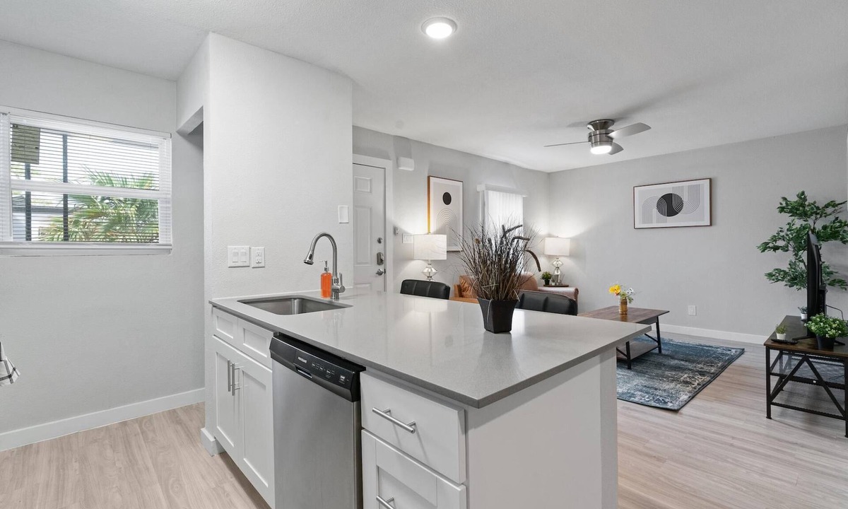 Hyde Park Apartment | Modern 1BR Near UT Hyde Park Evonify