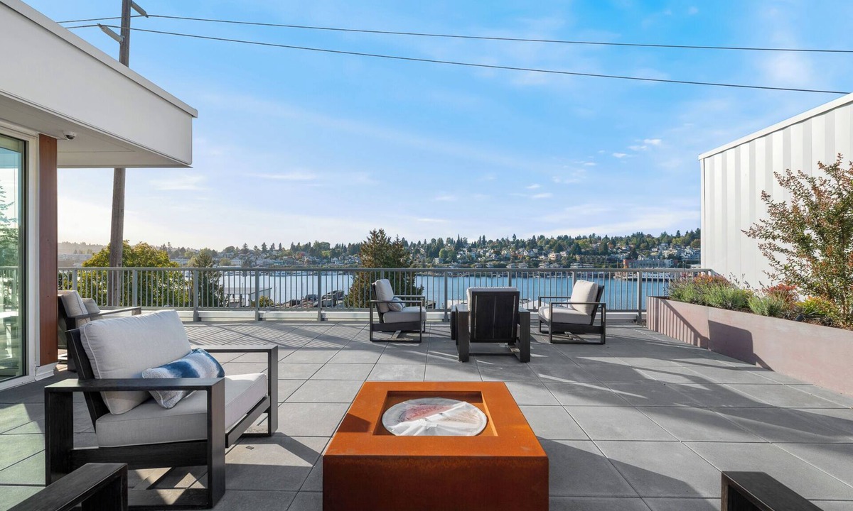 Eastlake Apartment | Modern 1BR Retreat w/Private Balcony & Stunning Lake Union Views