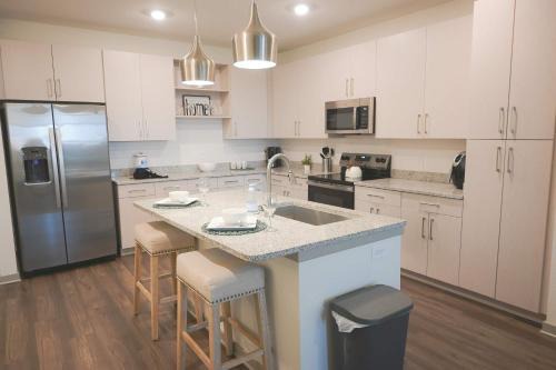 Madison House | Modern 1BR Stay with Balcony Lake Views Near Parks