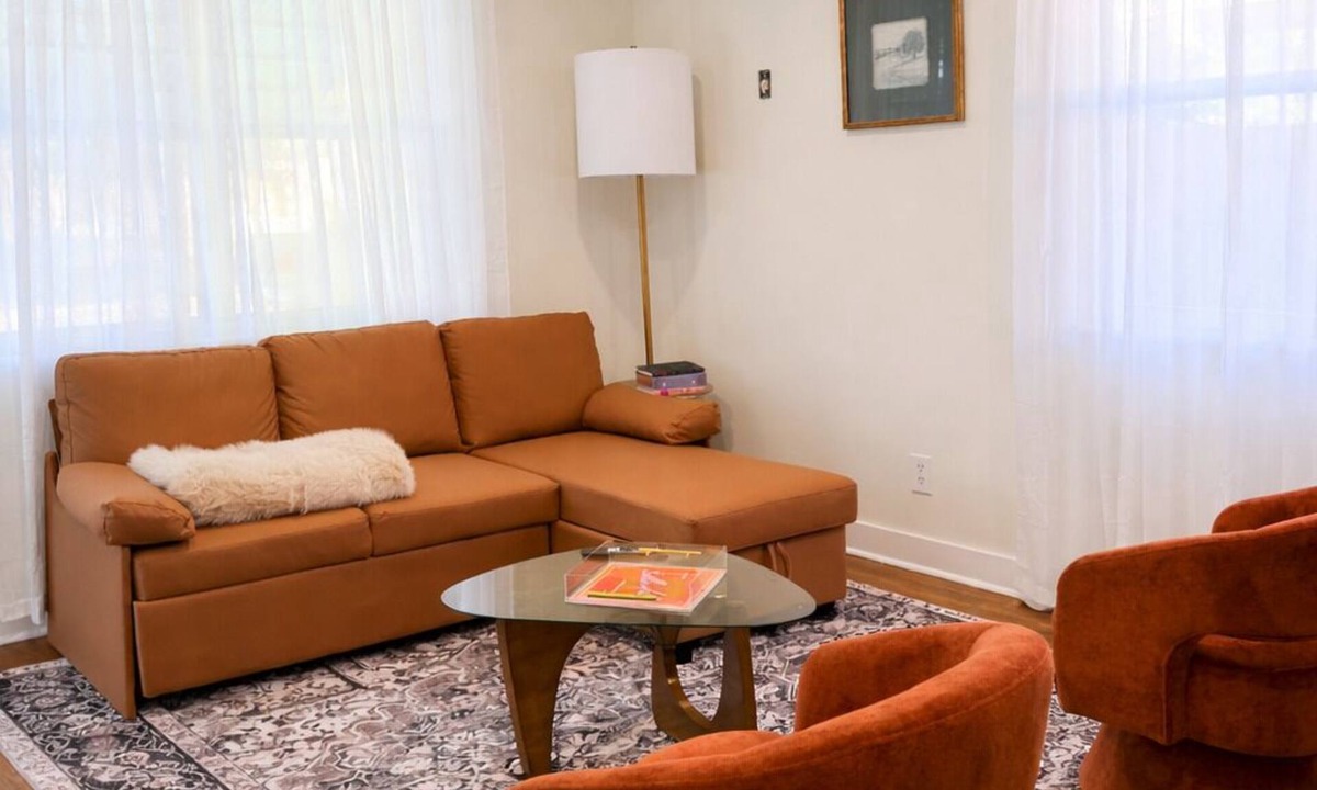 Southside House | Modern 1BR w/Hot Tub/Prime Location/Sleeps 5