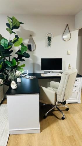 O'Hare Apartment | Modern 1BR w/Workspace near O'Hare