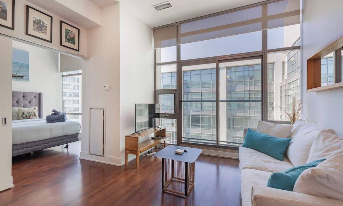 Bathurst Quay Apartment | Modern 1BR Waterfront Condo near Downtown