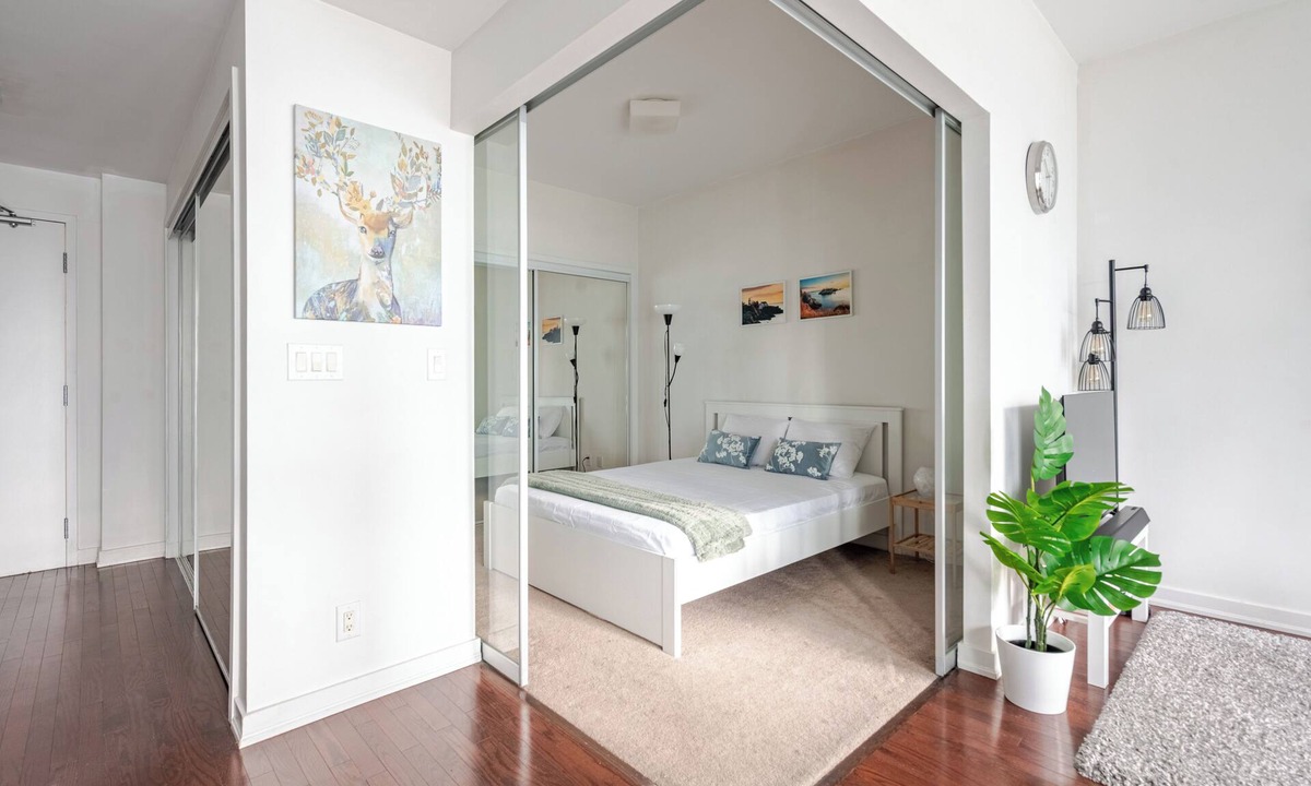 Toronto Entertainment District Condo | Modern 1BR | WFH Desk+Monitor | FastWiFi | Kitchen