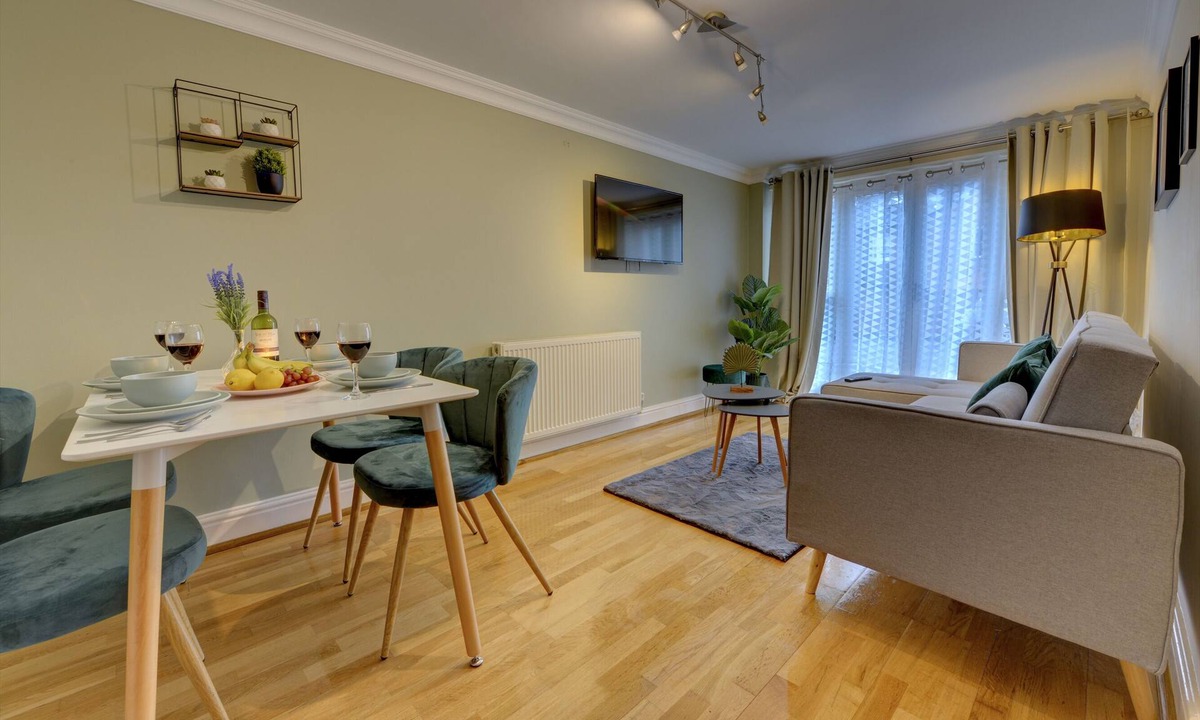 Leamington Spa Apartment | Modern 2 bed apt with parking and Netflix