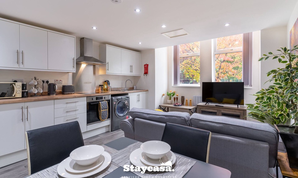 Rusholme Apartment | Modern 2-Bed Apartment with Parking