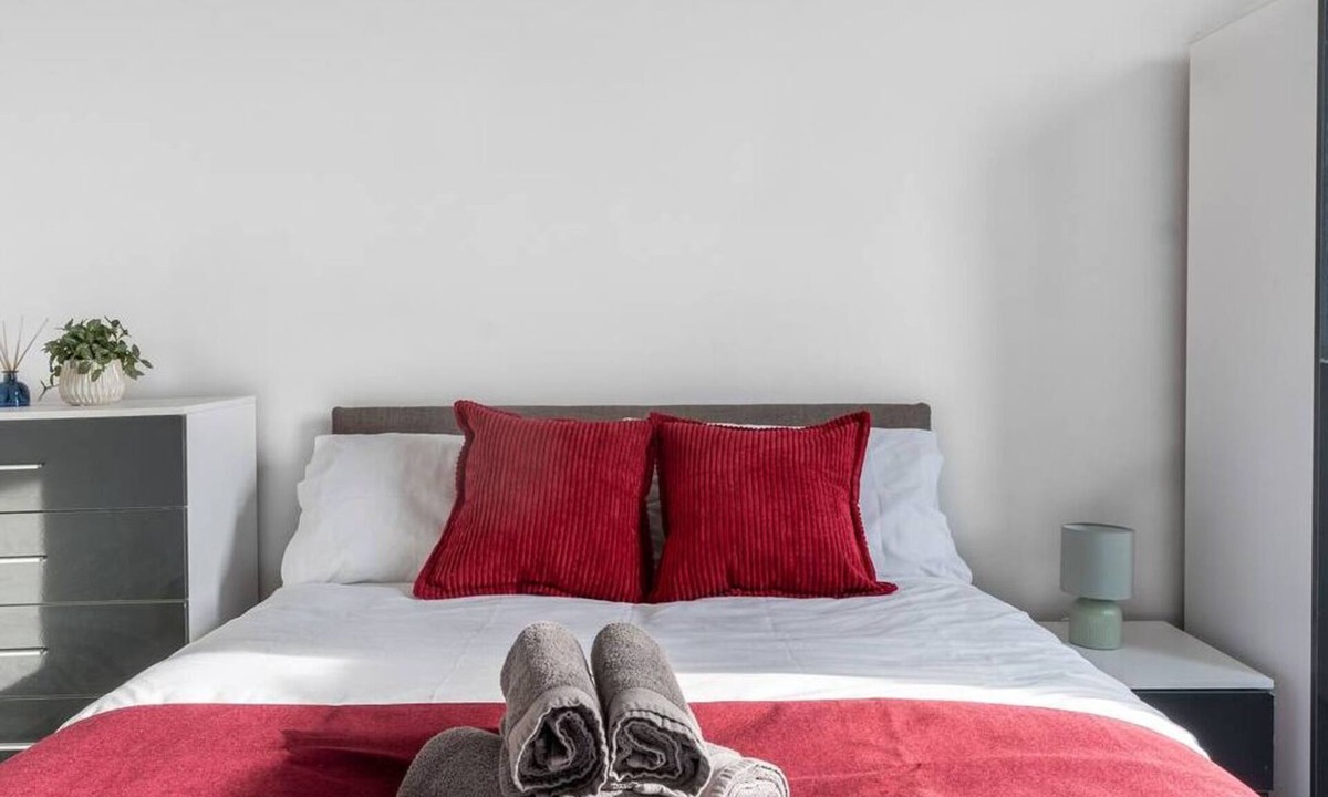 Rusholme Apartment | Modern 2-Bed Apartment with Parking