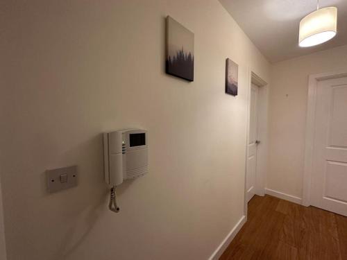 Belvedere Apartment | Modern 2 bed 2 bath Flat Close to Train station