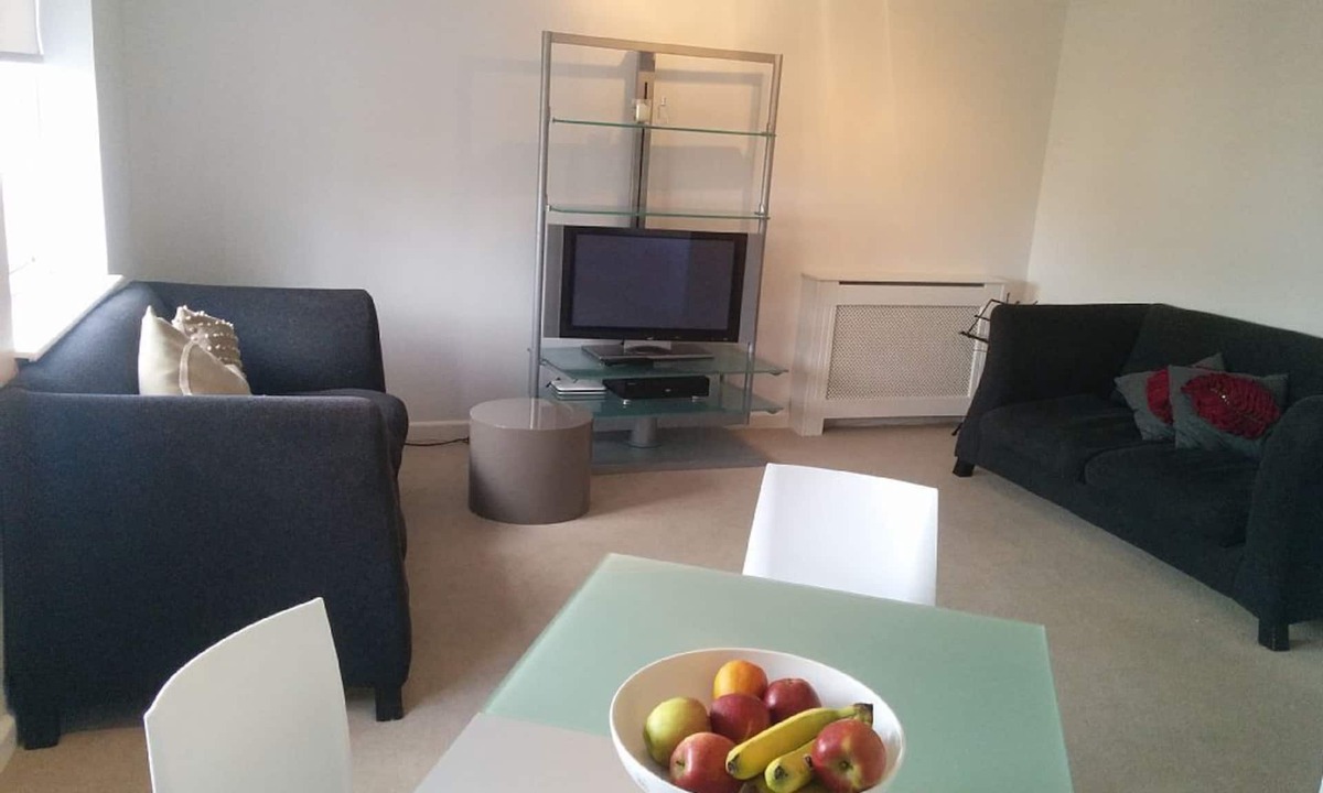 Chiswick Riverside Apartment | Modern 2 Bed-2 bathroom flat in London Chiswick Zone 2