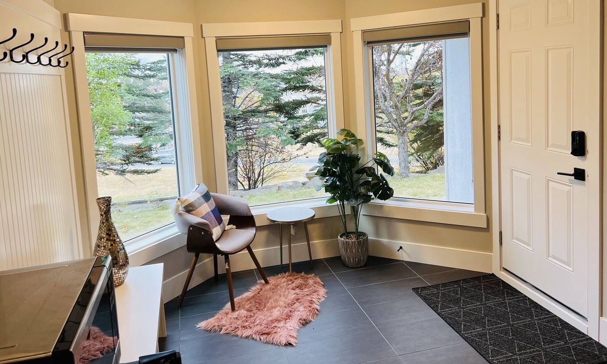 Signal Hill House | Modern 2-bed+Den Close to Downtown Calgary!