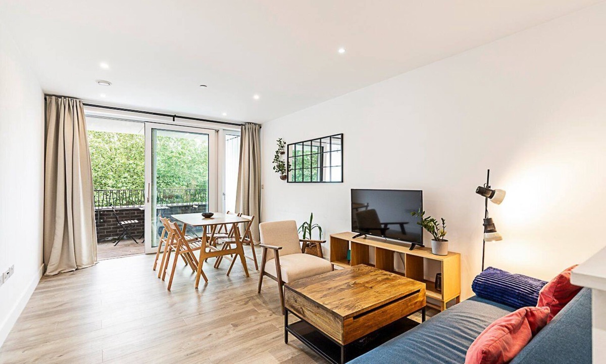 Lea Bridge Apartment | Modern 2-Bed Flat with Terraces in Leyton