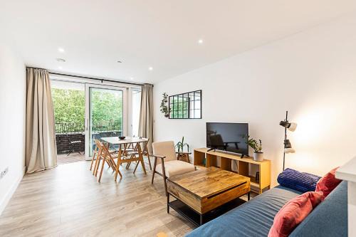 Lea Bridge Apartment | Modern 2-Bed Flat with Terraces in Leyton
