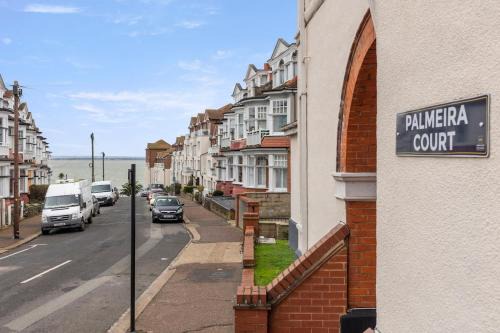 Westcliff-on-Sea Apartment | Modern 2 Bed Gem Southend on Sea Free parking