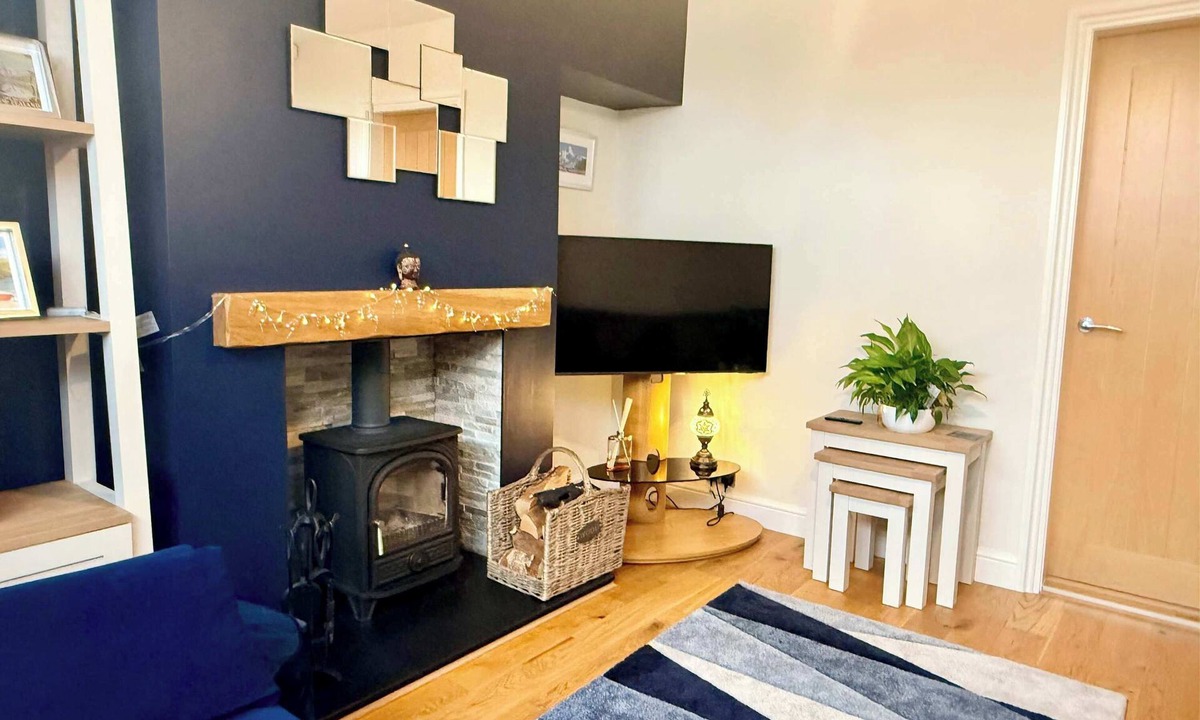 Olton House | Modern 2-Bed Home in Solihull, Sleeps 5 w/Parking