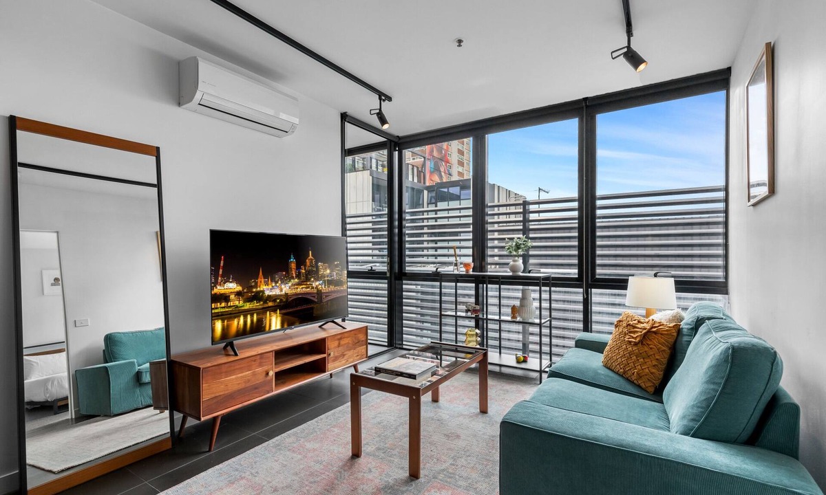Collingwood Apartment | Modern 2-Bed Inner City Pad With Swimming Pool