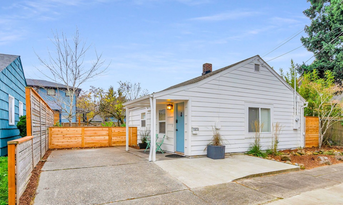 Foster - Powell House | Modern 2 bed + office Home, Fenced Yard, Pet Friendly