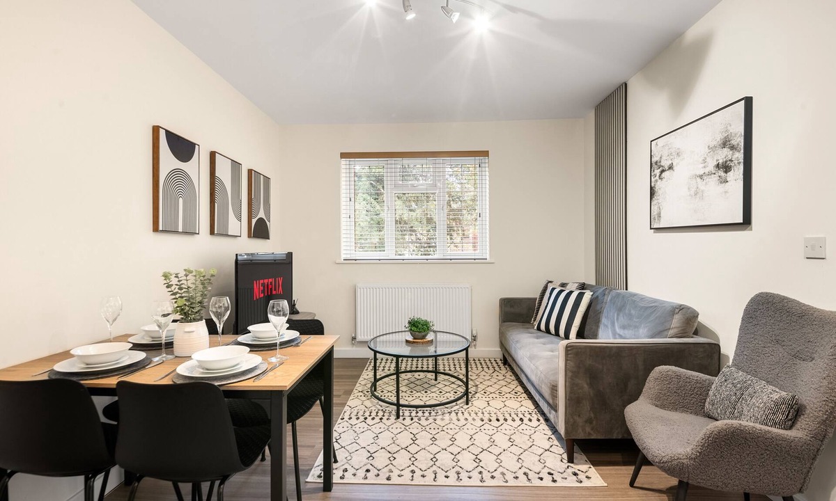 Reading Apartment | Modern 2 bed, sleeps 5, free parking