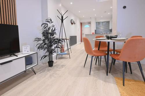 Tottenham Green Apartment | Modern 2 Bed Split Level Maisonette with Parking