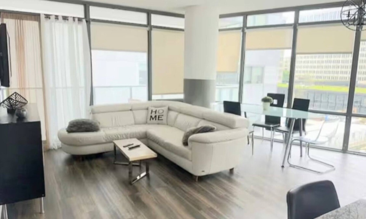 Bay Street Corridor Condo | Modern 2-bedroom 2 bathroom condo with AC in downtown Toronto-Bay st & College