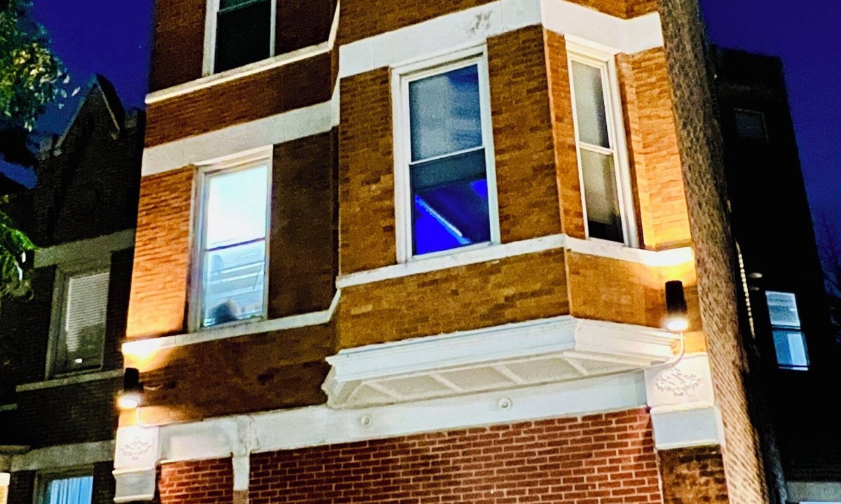 Heart of Chicago Apartment | Modern 2-bedroom apartment in wonderful Pilsen Chicago with AC