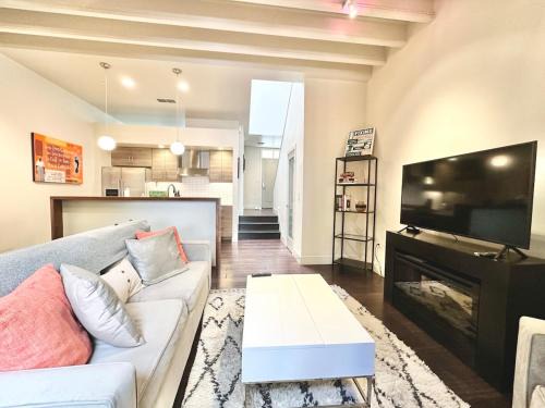 North Oak Park House | Modern 2 Bedroom by Midtown Walk Distance to Bars and Restaurants