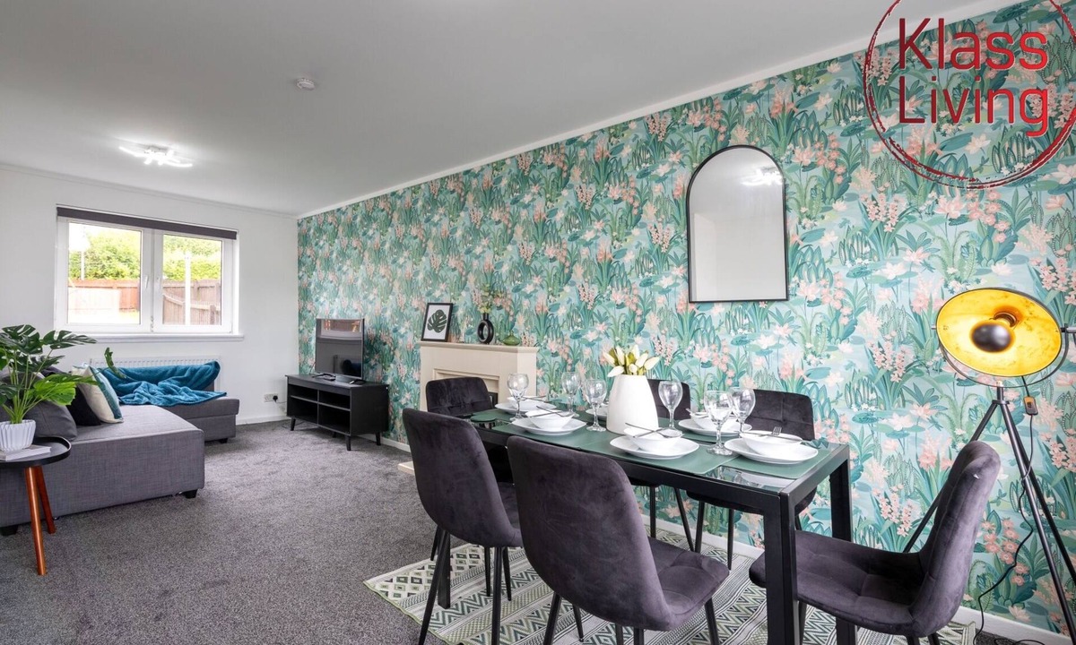 Coatbridge House | Modern 2 bedroom house with on street parking