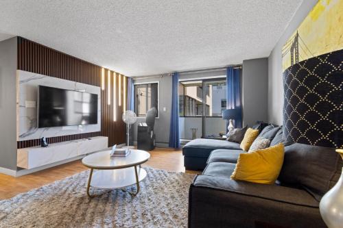 Beltline Apartment | Modern 2 bedroom next to Stampede, 17th w Parking