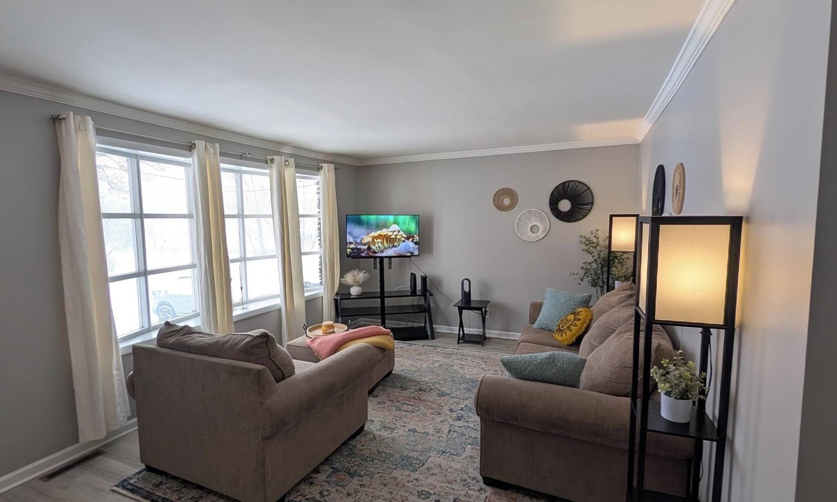 Stockade Historic District House | Modern 2-Bedroom Ranch w/Private Backyard