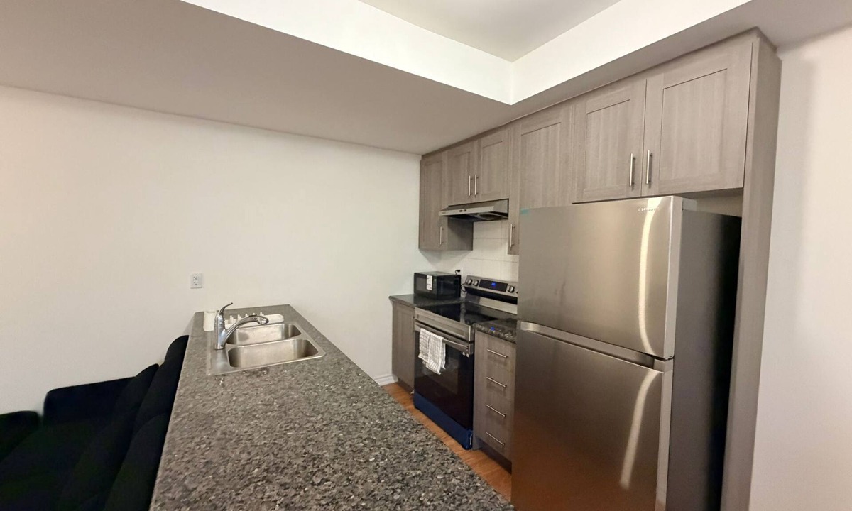Airport Road Business Centre House | Modern 2-Bedroom Suite| Near Airport | Free Parking