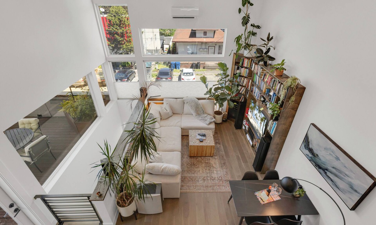 Atlantic House | Modern 2-Bedroom Townhouse with Rooftop Patio