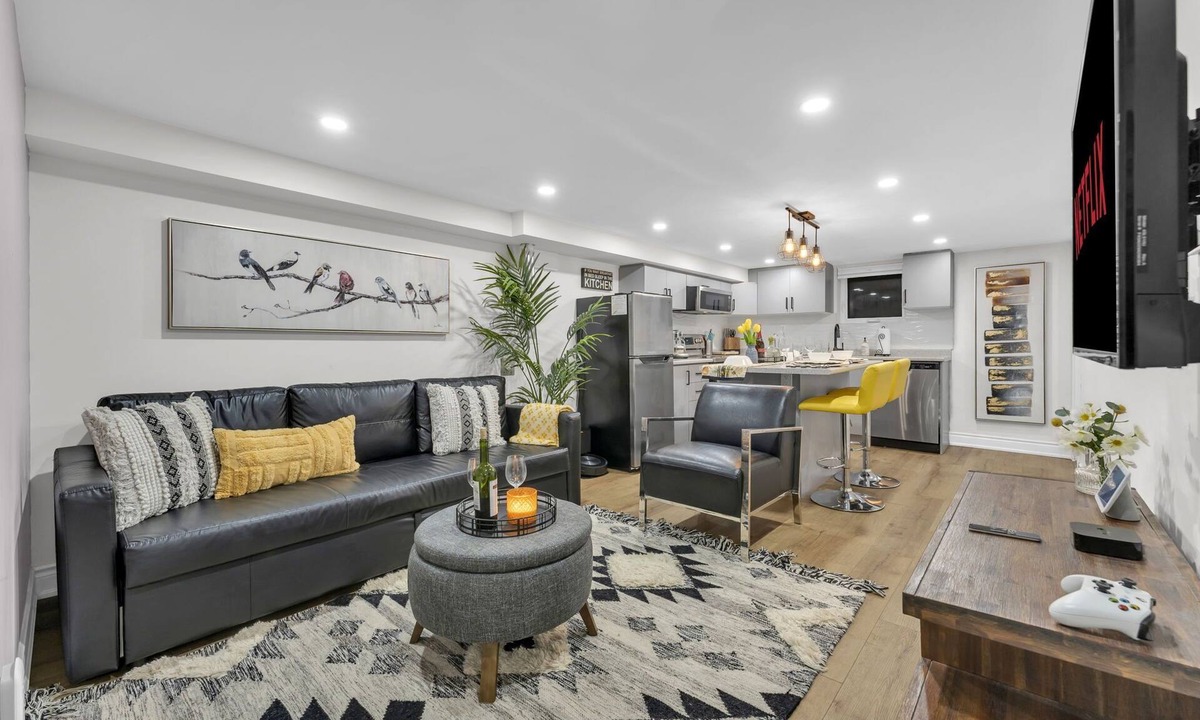 Humber Bay Apartment | Modern 2 BR Full Kitchen Fireplace 15 mins to CNT