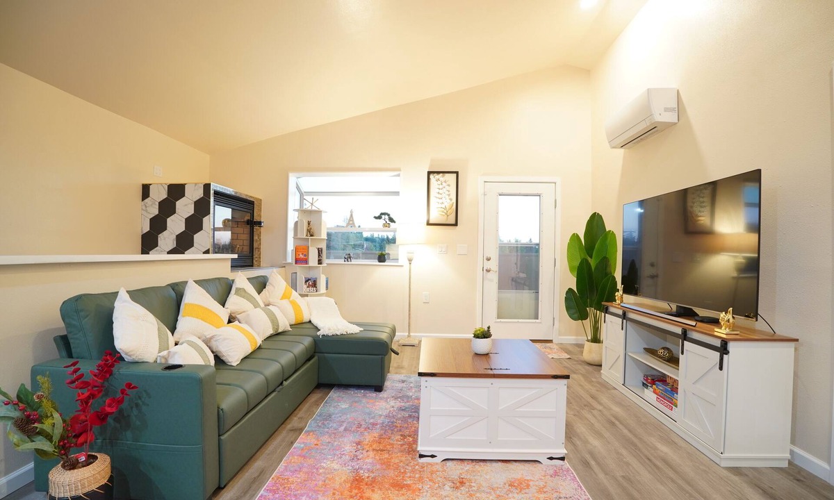 Des Moines House | Modern 2 King Bed Kitchen Airport LightRail