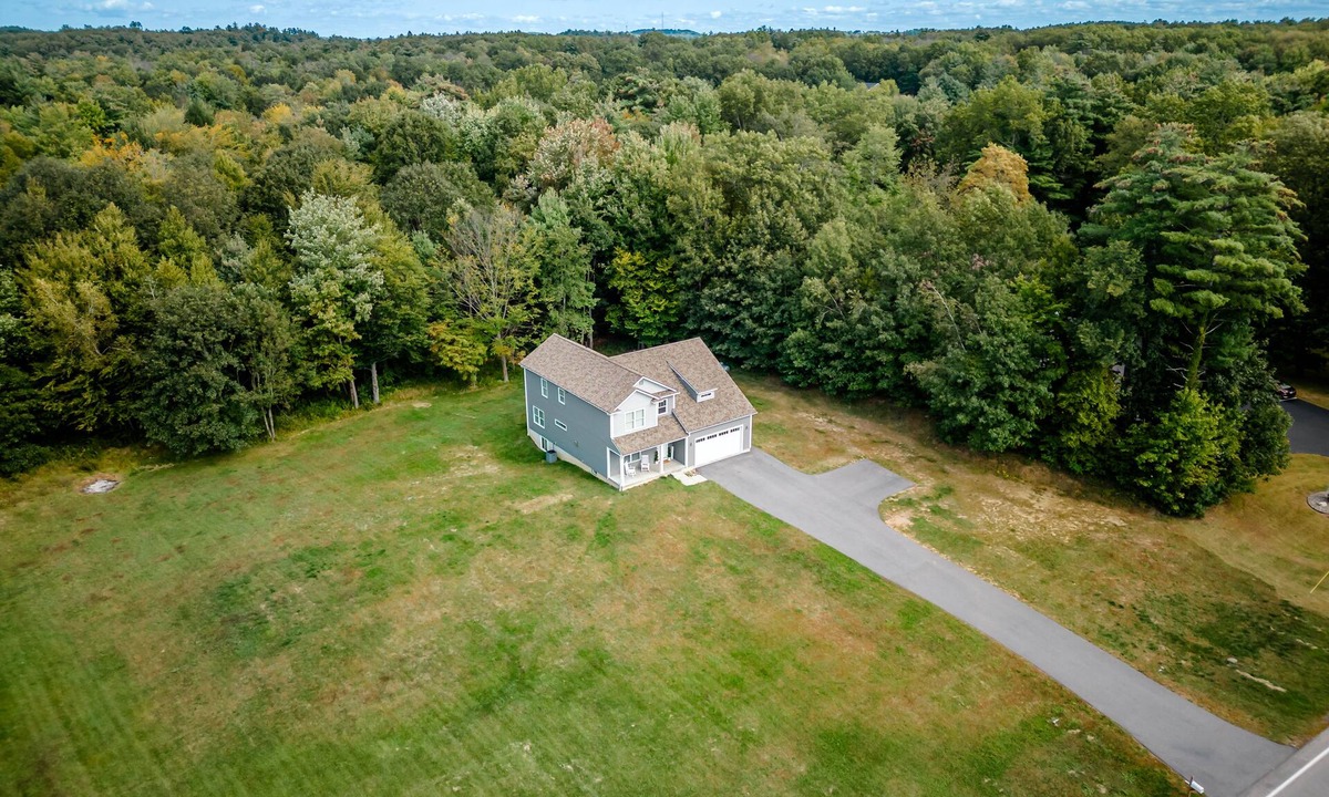 Saratoga Springs House | Modern 2 Story Home w/hot tub-2600 sq ft-2 acres