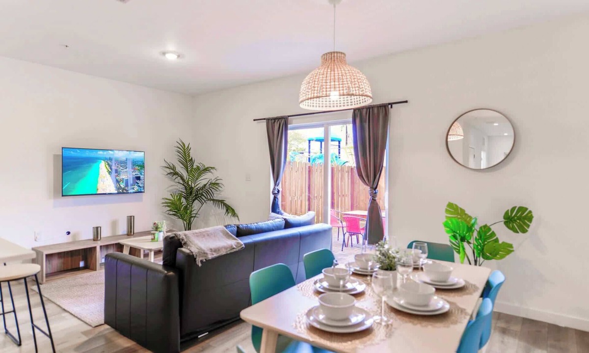 Golden Glades Condo | Modern 2-Story Townhouse w/2 Free Parking Spots