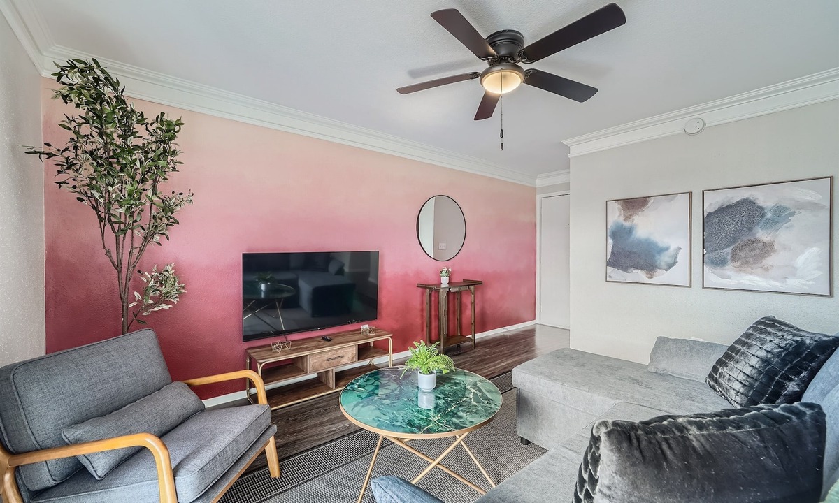 Brentwood Apartment | Modern 2B Getaway | W/D, Pool, Prkg |10min > DTWN