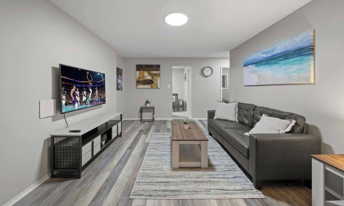 Hazel Park Apartment | Modern 2BD Apartment Near Royal Oak